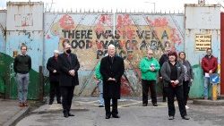 Archivbild vom 9.4.2021: Verschiedene Kirchenvertreter an einem Tor in der Friedensmauer an Lanark Way in Belfast, um ein Ende der wieder aufflammenden Gewalt zu fordern