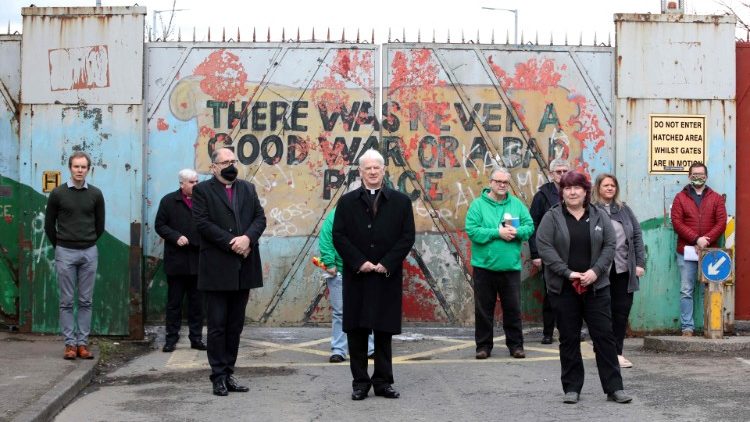 Archivbild vom 9.4.2021: Verschiedene Kirchenvertreter an einem Tor in der Friedensmauer an Lanark Way in Belfast, um ein Ende der wieder aufflammenden Gewalt zu fordern