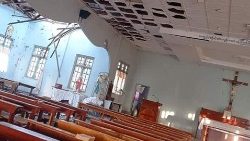 Một nhà thờ ở Myanmar bị hư hại vì bom đạn