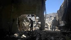 Palestinci prekopavaju po ruševinama uništenih zgrada u gradu Gazi
