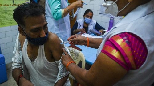 백신 접종 중인 인도 남성
