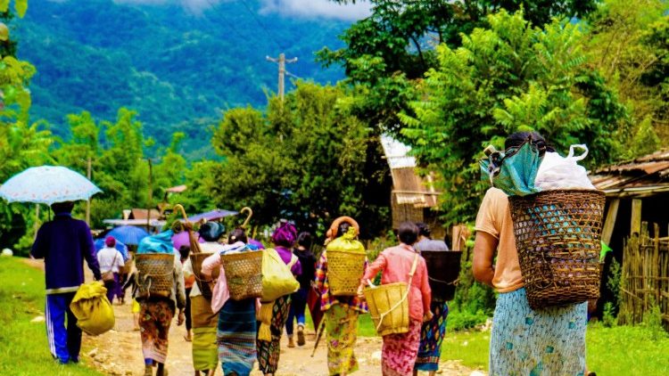 Myanmar, personas en marcha obligadas a abandonar sus aldeas