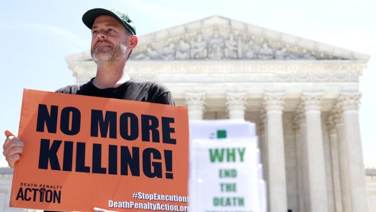 ተቃዋሚዎች የሞት ቅጣት እንዲቆም በአሜሪካ ጠቅላይ ፍርድ ቤት ፊት ለፊት ድምፃቸውን ሲያሰሙ 