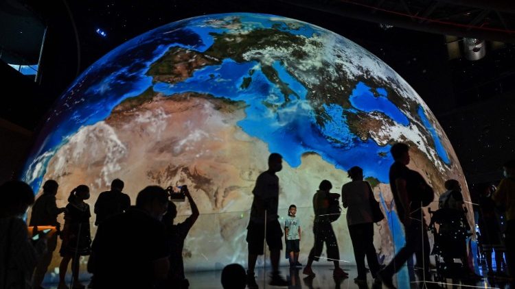 Globusabbildung mit Menschen