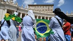Ordensfrauen aus Brasilien auf dem Petersplatz