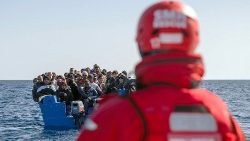 Archívna fotografia pátracej a záchrannej operácie v medzinárodných vodách pri líbyjskom pobreží  