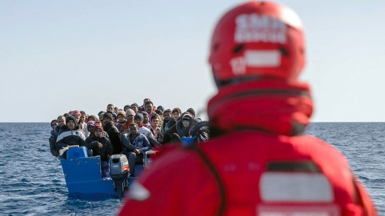 Archívna fotografia pátracej a záchrannej operácie v medzinárodných vodách pri líbyjskom pobreží  