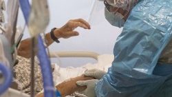 Un medico assiste un paziente in un ospedale degli Stati Uniti