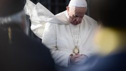 Papst Franziskus beim Gebet