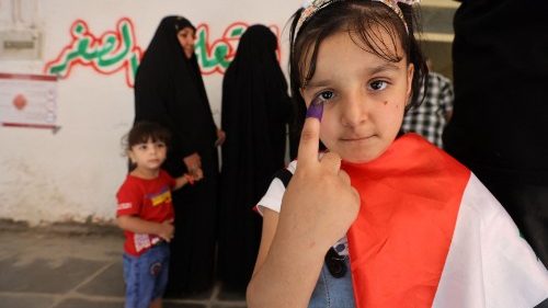 Una bambina irachena mentre in Iraq si vota