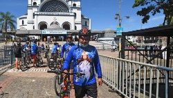 Fahrrad-Wallfahrer an der Basilika von Caacupe, 55 km östlich von der Hauptstadt Asunción