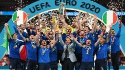 Giorgio Chiellini hebt den Pokal nach dem Sieg der Italiener bei der Europameisterschaft 2020 - auch er kommt in dem Buch zu Wort