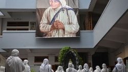 संत मदर तेरेसा की तस्वीर के सामने खड़ीं मिशनरीस ऑफ चैरिटी की धर्मबहनें