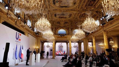 Le président français Emmanuel Macron et le président du Conseil européen, Charles Michel, au palais de l'Élysée à Paris, le 11 janvier 2022, lors de la présentation des priorités de la présidence française de l'UE.
