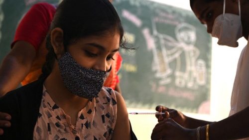 Una ragazza indiana riceve una dose di vaccino contro il Covid-19