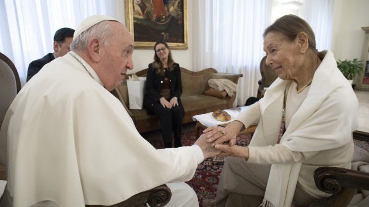 Papst Franziskus und die Holocaust-Überlebende Edith Bruck bei einem Treffen 2022