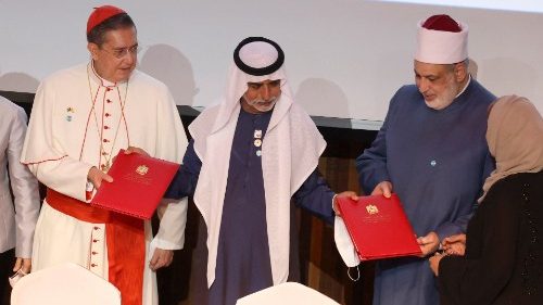 Cardinal Ayuso, Sheikh Al Nahyan and Dr Al Duwaini hold copies of a signed memorandum