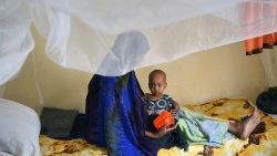 Niedożywione dziecko z Somalii karmione specjalnym pożywieniem przez swoją matkę