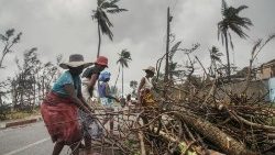 Frauen auf Madagaskar beseitigen Sturmschäden