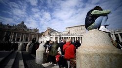 Der Petersplatz an einem Sonntag mit Besuchern des Angelus