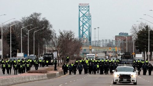 La polizia canadese schierata contro i manifestanti anti-pass