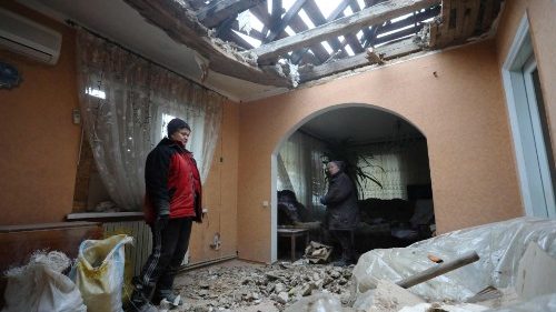 Kriegsschäden in einem Wohnhaus in der Nähe von Luhansk (Ukraine) am Freitag