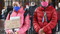 Zwei junge Frauen legen am 25. Februar 2022 im Stephansdom in Wien eine konfessionsübergreifende Schweigeminute für den Frieden in der Ukraine ein.