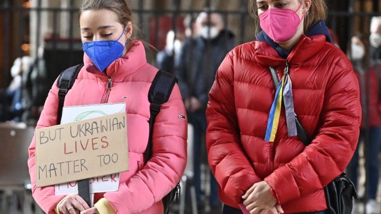 Zwei junge Frauen legen am 25. Februar 2022 im Stephansdom in Wien eine konfessionsübergreifende Schweigeminute für den Frieden in der Ukraine ein.