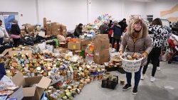 Пункт збору та сортування гуманітарної допомоги в перші дні повномасштабного вторгнення