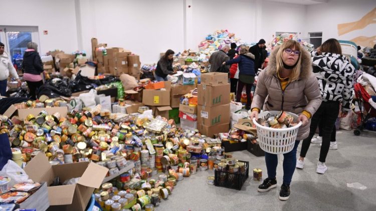 Пункт збору та сортування гуманітарної допомоги в перші дні повномасштабного вторгнення