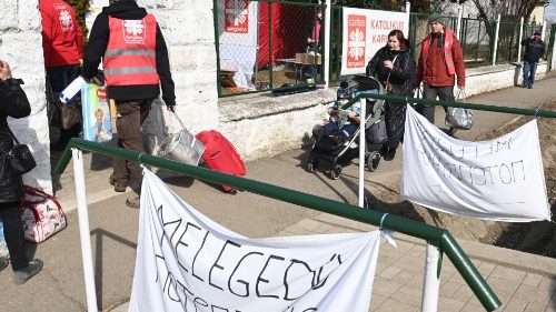 Die ungarische Caritas hilft ukrainischen Flüchtlingen an einer Erstunterkunft in der Nähe der Grenze