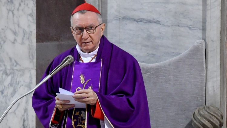 कार्डिनल पिएत्रो पारोलिन ने पवित्र मिस्सा का अनुष्ठान करते हुए