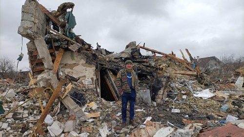 Ukrainer am 1. März in den Trümmern seines Hauses - nach einem russischen Angriff auf Zhytomyr