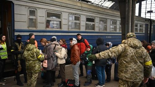Ukrainische Flüchtlinge beim Lemberger Bahnhof