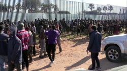 Những người nhập cư cố gắng vượt qua biên giới giữa Mellila của Tây Ban Nha và Maroc