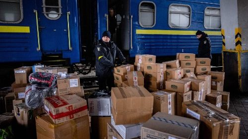 Hilfen für die Ukraine kommen von allen Seiten, hier Hilfsgüter am Bahnhof von Kiew