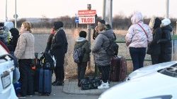 Біженці з України на кордоні з Угорщиною