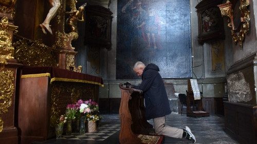 Un uomo in preghiera nella cattedrale di Leopoli