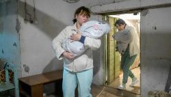 यूक्रेन में एक नर्स बच्चे को सम्भाले हुए, प्रतीकात्मक तस्वीर  