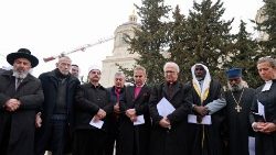 Křesťanští, židovští a muslimští představitelé se nedávno sešli na jeruzalémském Moskevském náměstí, aby se modlili za mír.