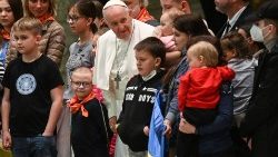 Der Papst und die ukrainischen Kinder bei der Generalaudienz
