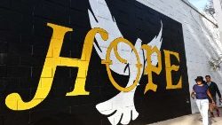Un murales inneggia alla pace tra i popoli e alla speranza di un tempo nuovo