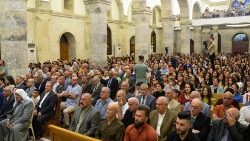 வழிபாட்டுக் கொண்டாட்டத்தில் ஈராக் கிறிஸ்தவர்கள் 