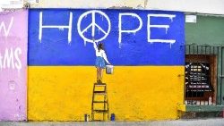 Straßenkunst von "TV Boy" auf einer Mauer in Barcelona (30.4.20229): Auf einer Ukraine-Flagge ist das englische Wort Hope (Hoffnung) zu lesen und das Friedenssymbol zu sehen 
