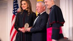 II. Abdullah jordán király és Rania királynő Caccia érsekkel az "Út a békéhez" díj átadóján Manhattanben