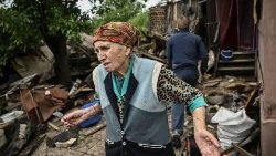 Eine Seniorin in den Trümmern ihres Hauses: Bakhmut im Donbass, am 22. Mai