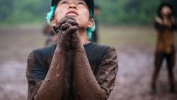 Persona rezando en Myanmar. 