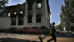 Zerstörtes Gebäude in Lysychansk im Donbass