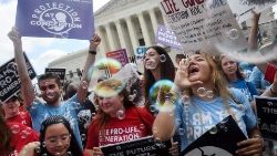 Pro-life aktivisti pred zgradom Vrhovnog suda, SAD