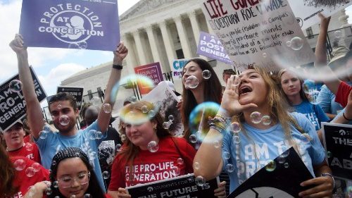 Elämän puolesta -aktivistit juhlivat USA:n korkeimman oikeuden edessä 